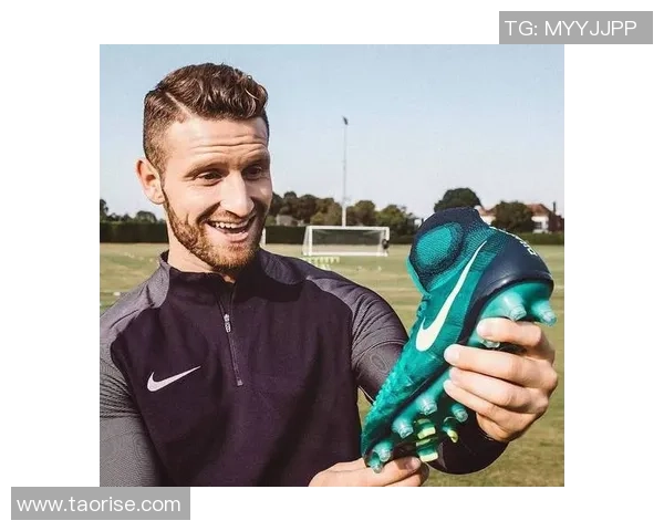 足球星瓶探索：揭秘球场背后的明星物品与文化符号