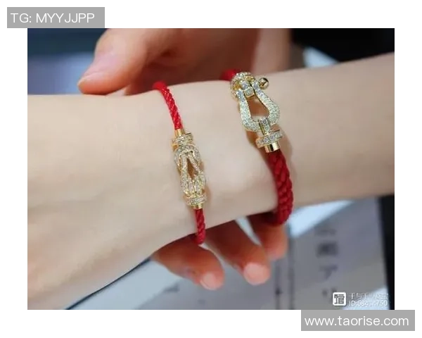 足球球星情侣手链见证浪漫爱意传递球场与生活激情